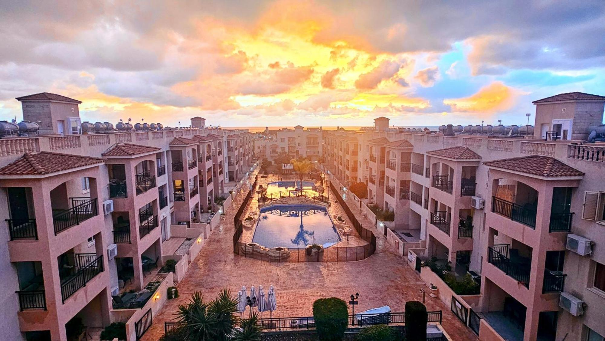 Royal-Seacrest Oasis, Pool-Side Apartment Paphos Luaran gambar