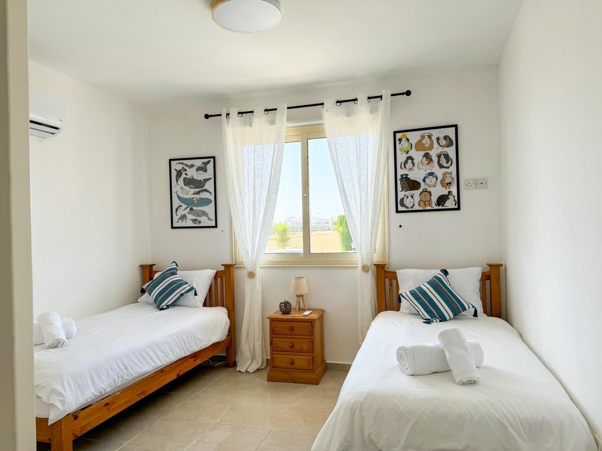 Royal-Seacrest Oasis, Pool-Side Apartment Paphos Luaran gambar