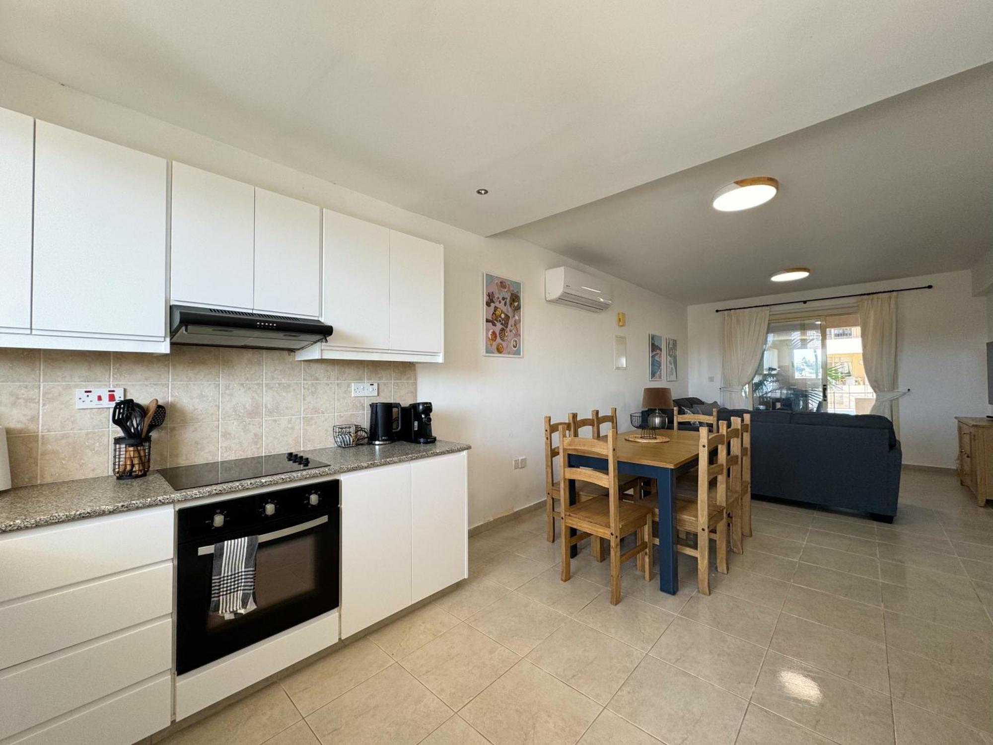 Royal-Seacrest Oasis, Pool-Side Apartment Paphos Luaran gambar