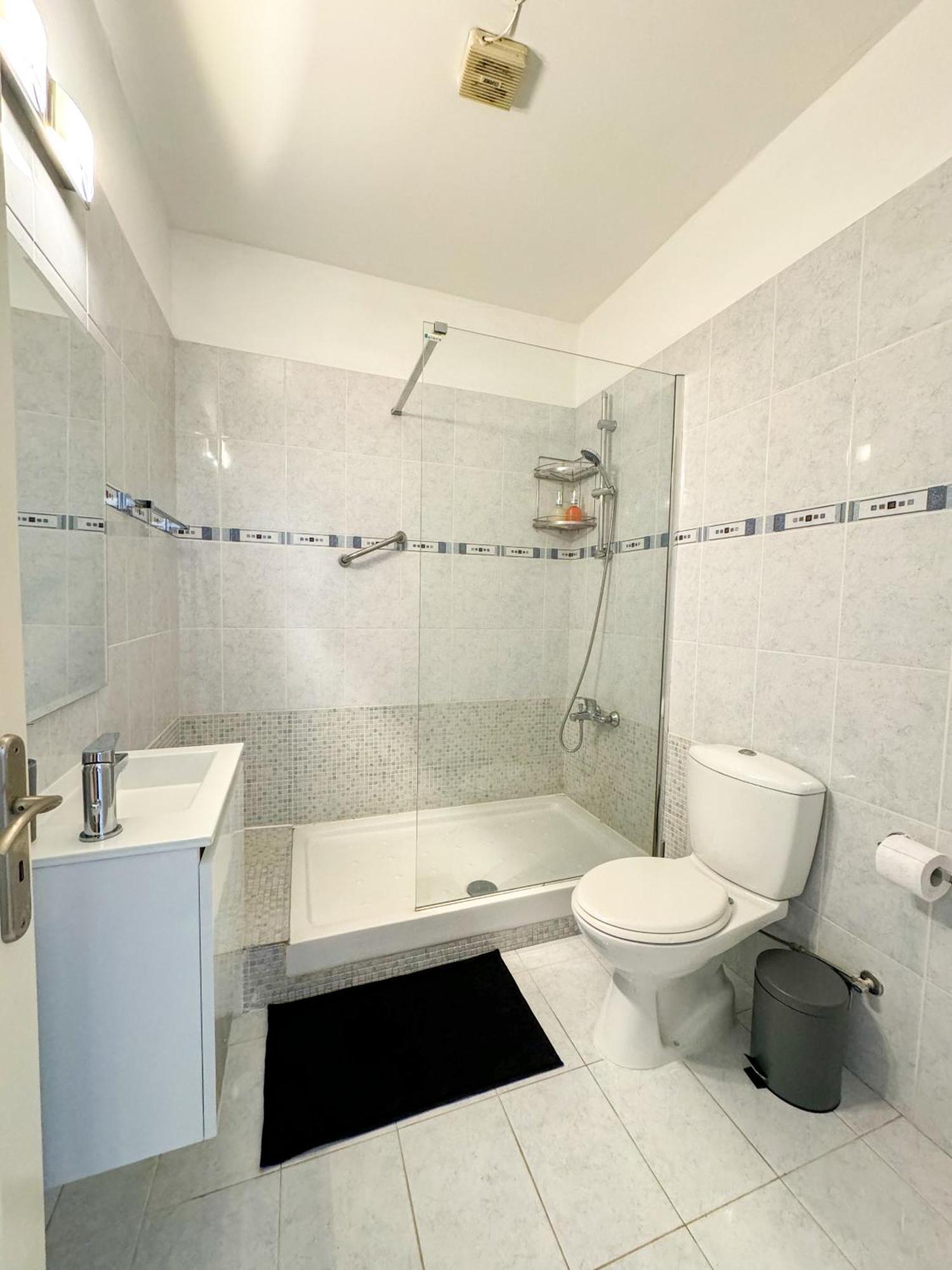 Royal-Seacrest Oasis, Pool-Side Apartment Paphos Luaran gambar