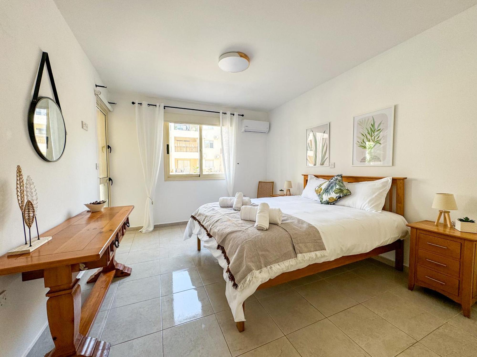 Royal-Seacrest Oasis, Pool-Side Apartment Paphos Luaran gambar