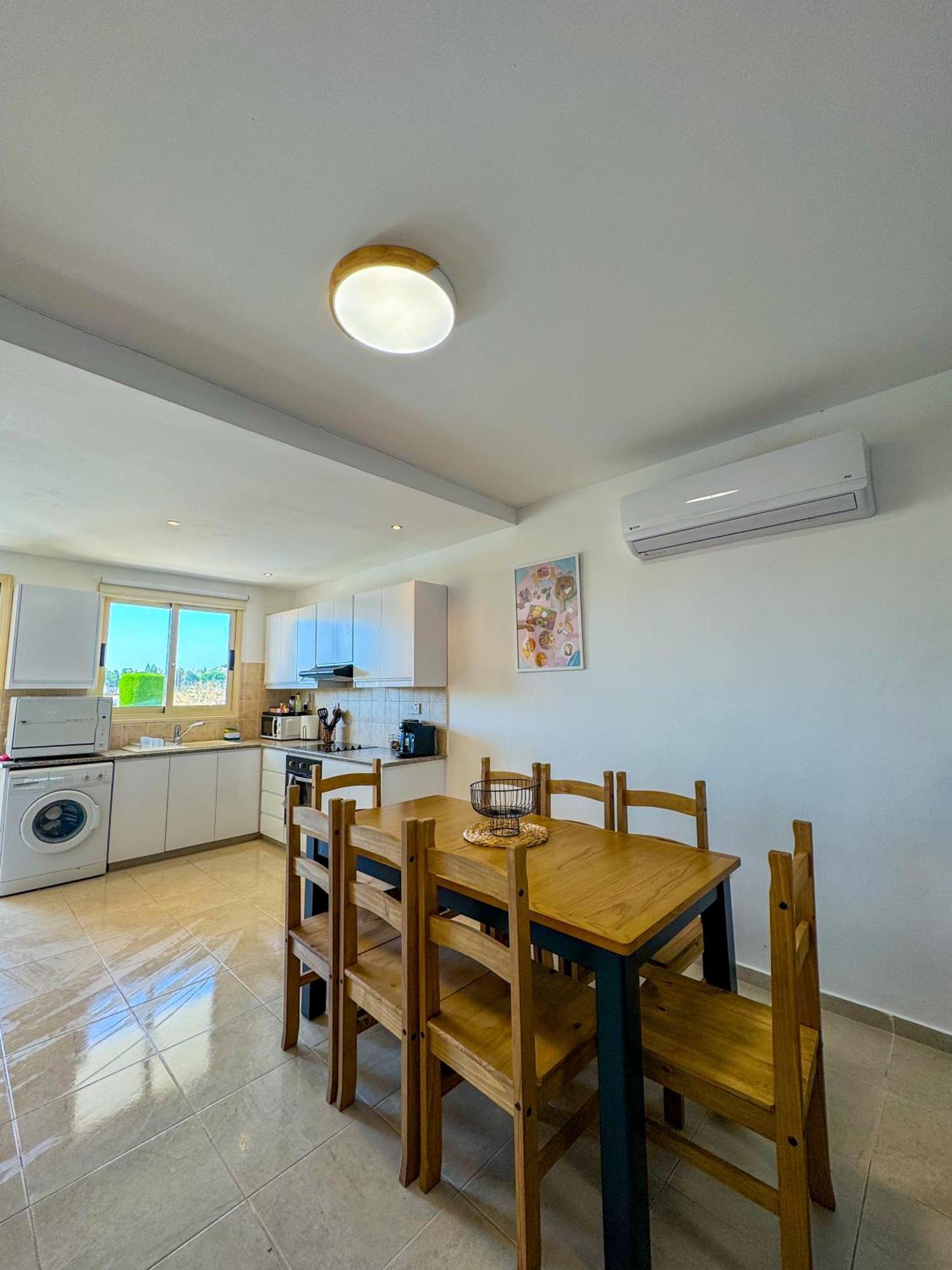 Royal-Seacrest Oasis, Pool-Side Apartment Paphos Luaran gambar