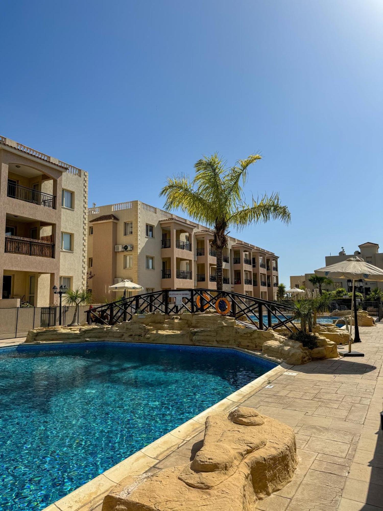 Royal-Seacrest Oasis, Pool-Side Apartment Paphos Luaran gambar