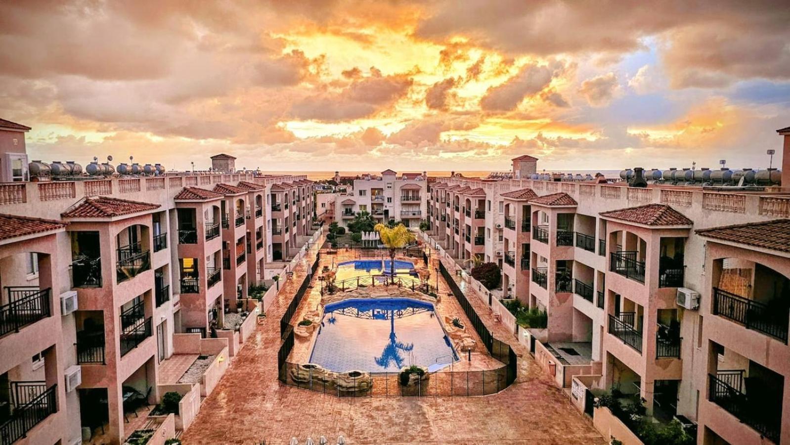 Royal-Seacrest Oasis, Pool-Side Apartment Paphos Luaran gambar