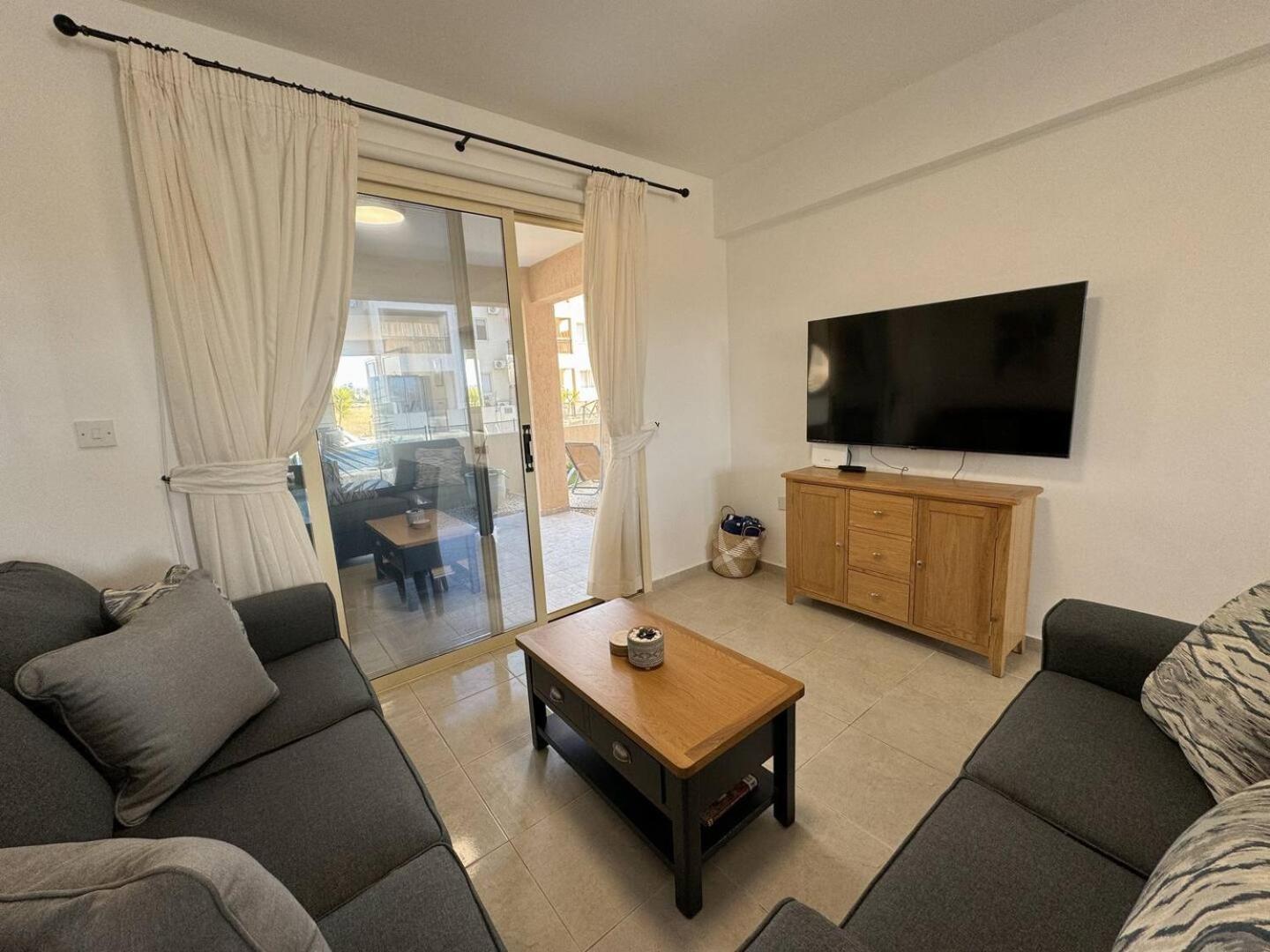 Royal-Seacrest Oasis, Pool-Side Apartment Paphos Luaran gambar