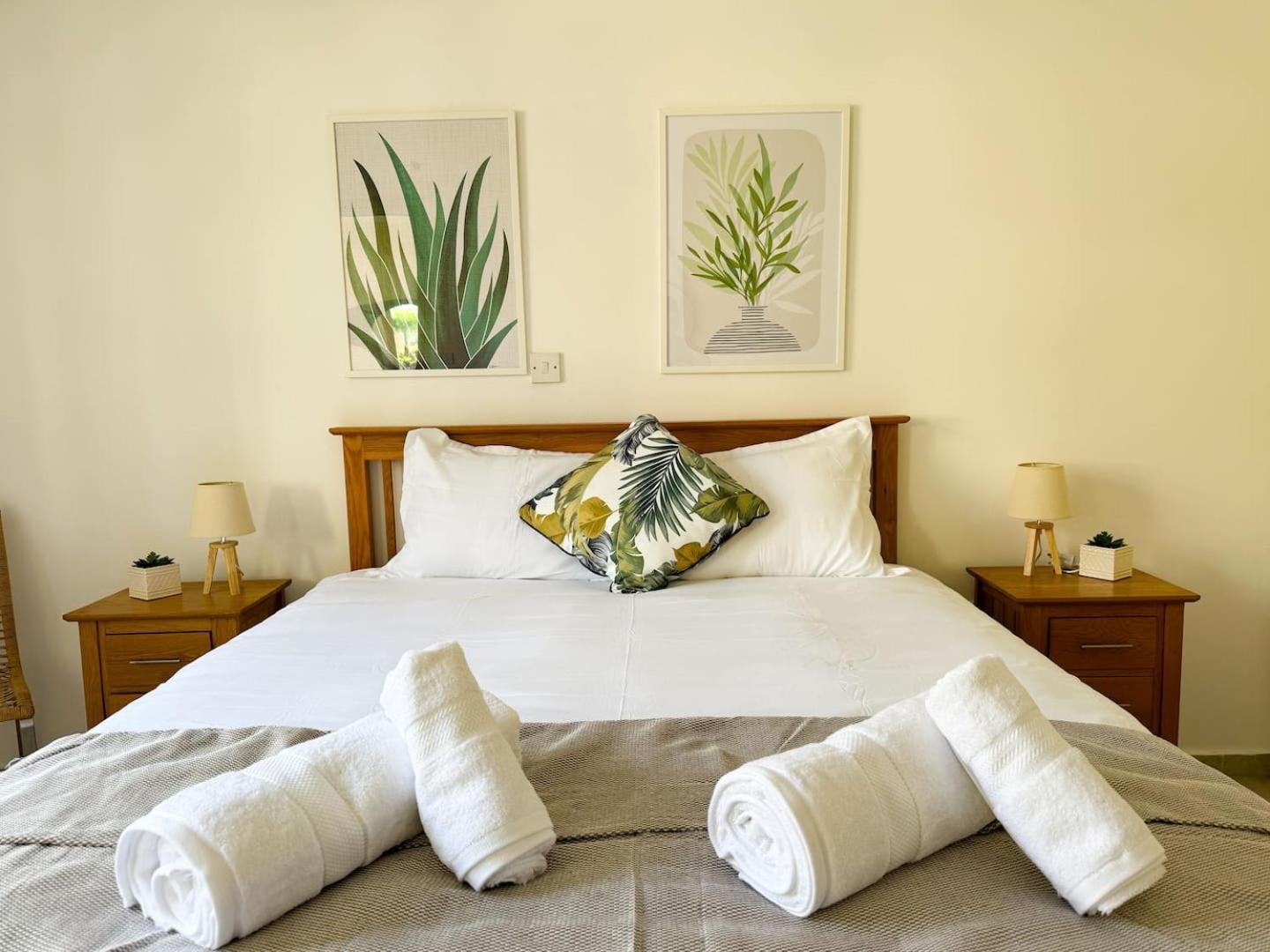 Royal-Seacrest Oasis, Pool-Side Apartment Paphos Luaran gambar