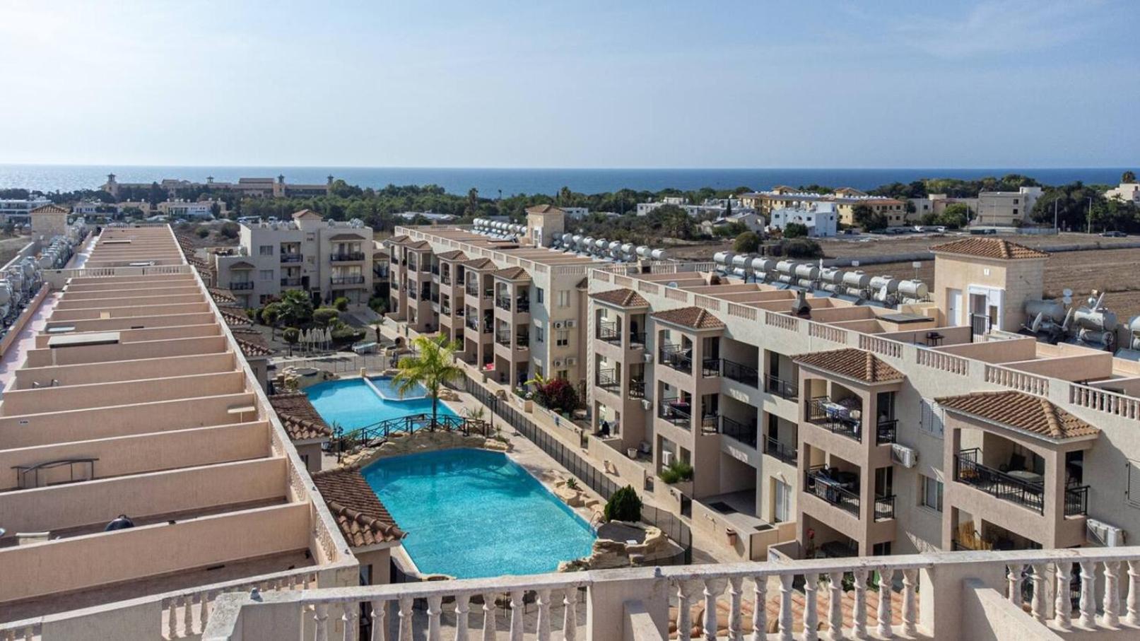 Royal-Seacrest Oasis, Pool-Side Apartment Paphos Luaran gambar