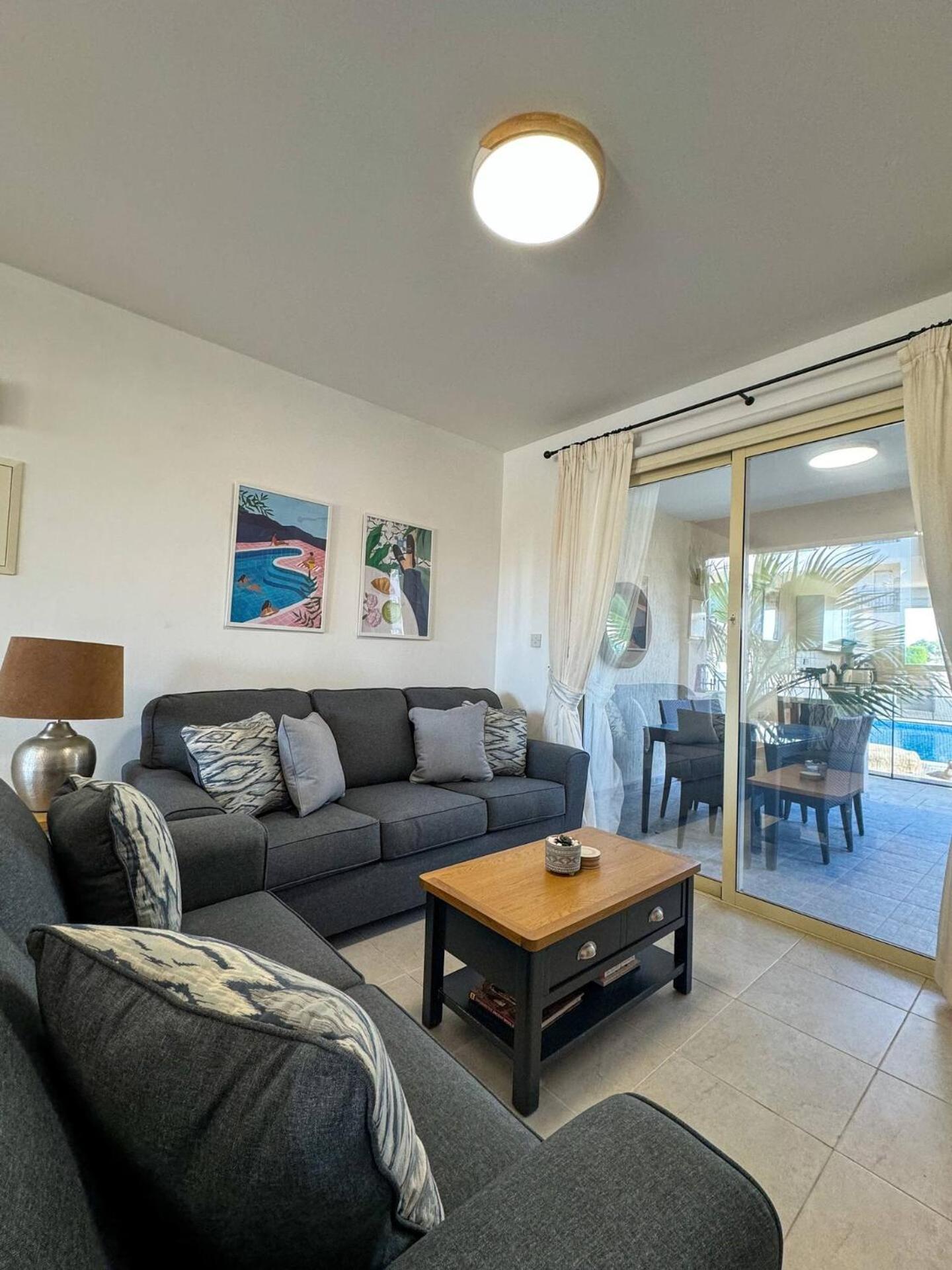 Royal-Seacrest Oasis, Pool-Side Apartment Paphos Luaran gambar