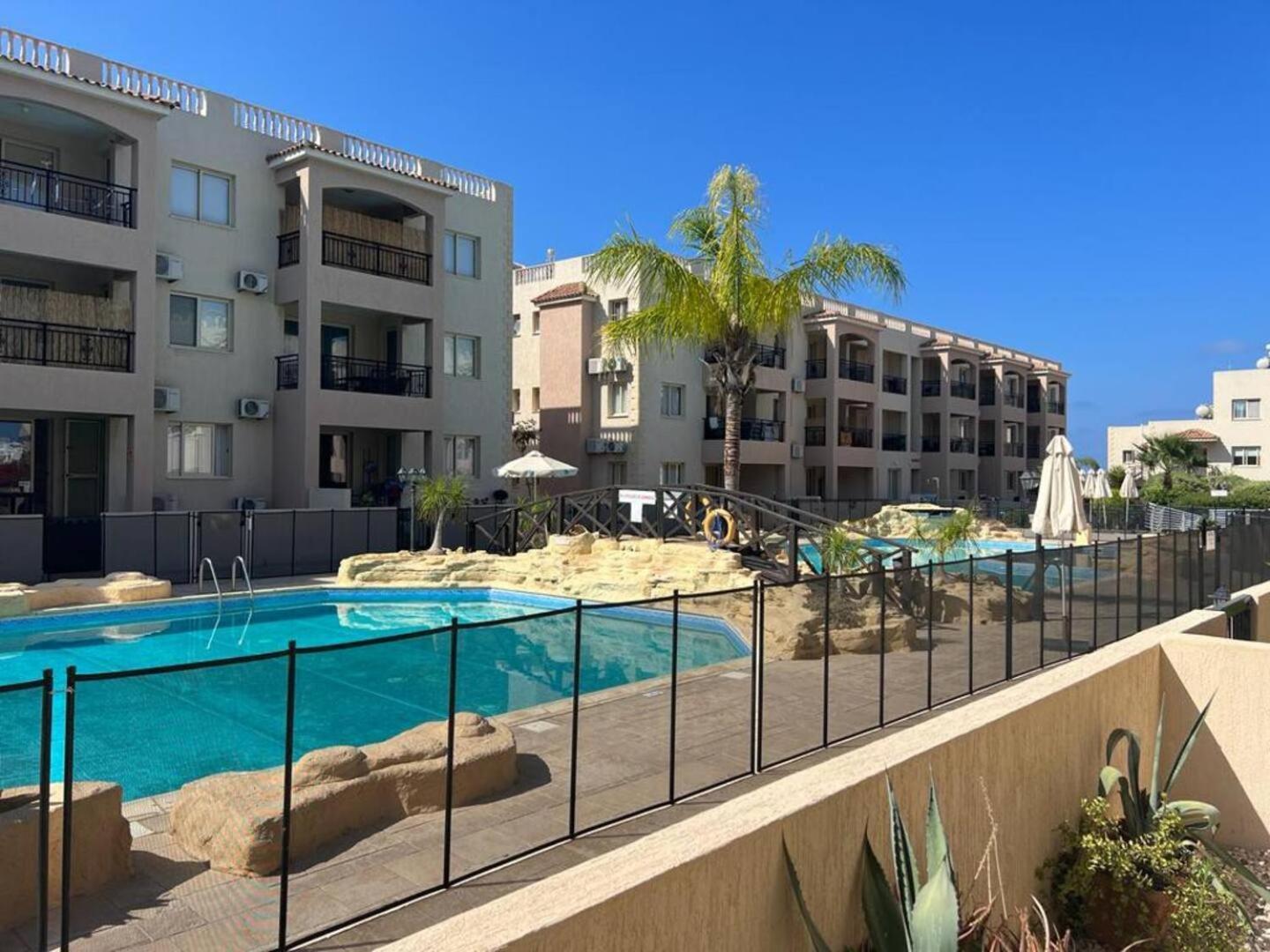 Royal-Seacrest Oasis, Pool-Side Apartment Paphos Luaran gambar