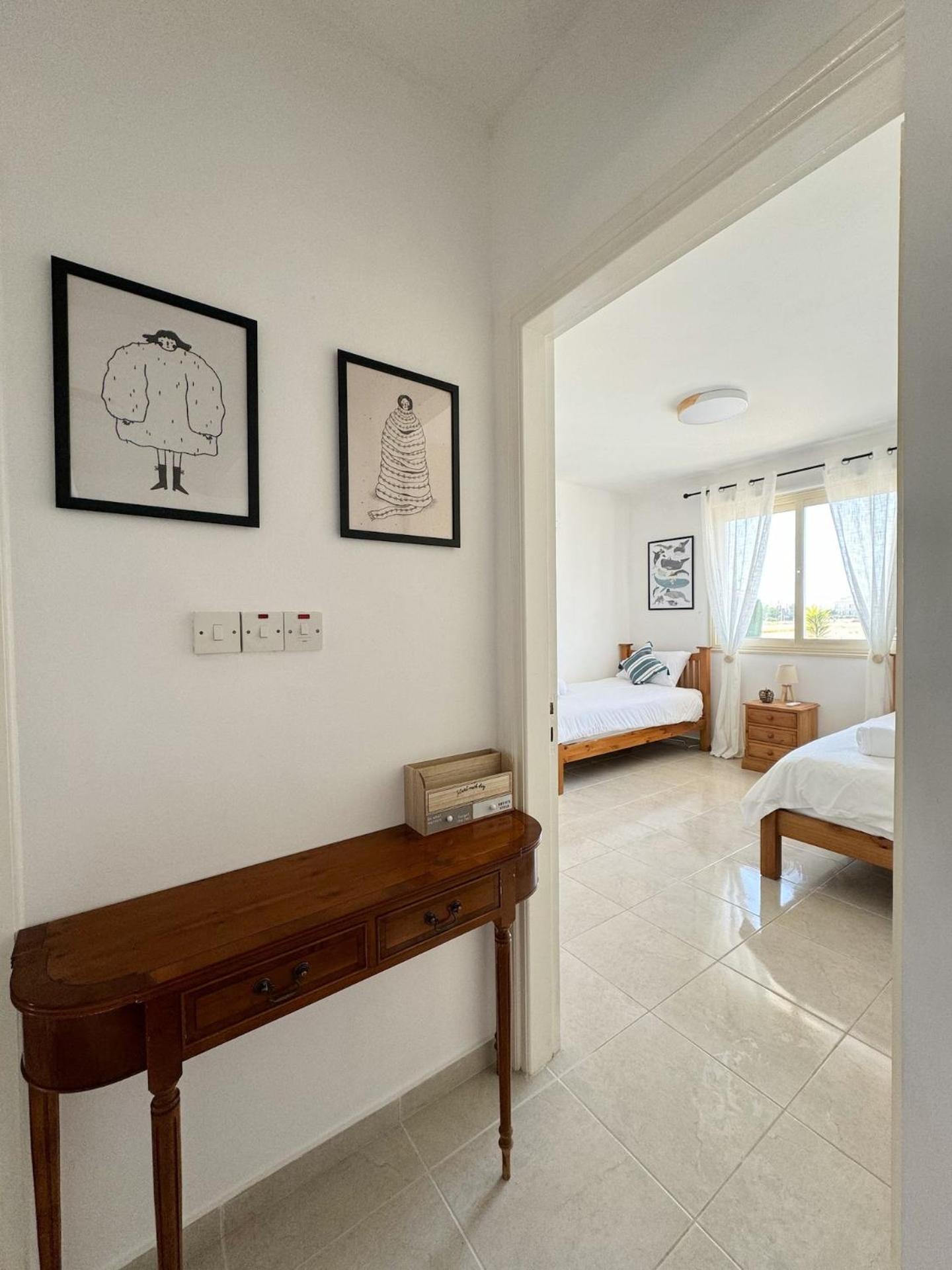 Royal-Seacrest Oasis, Pool-Side Apartment Paphos Luaran gambar